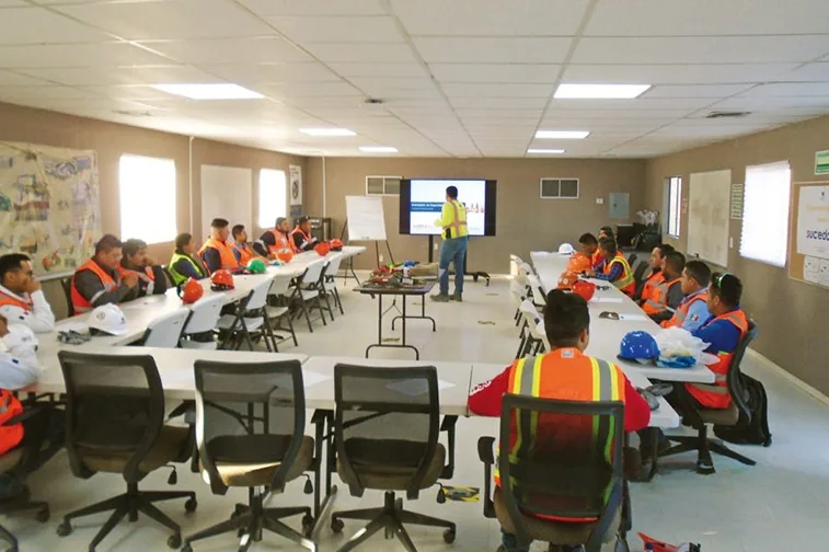 Charla de capacitación para trabajadores con chalecos de seguridad