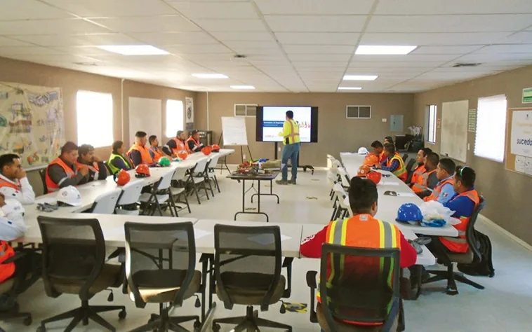 Charla de capacitación para trabajadores con chalecos de seguridad