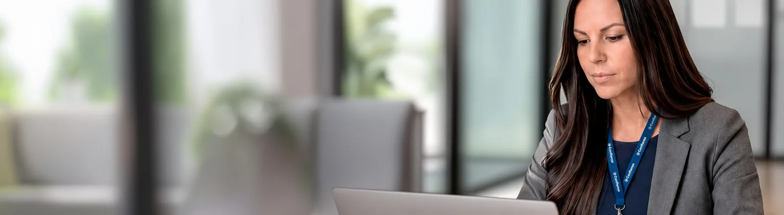 Asesora de Confianza trabajando en su computadora